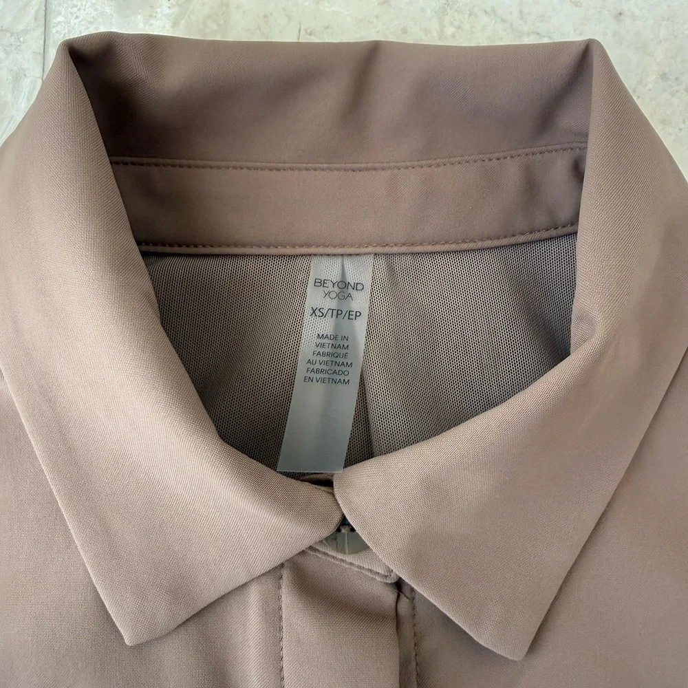 NWOT Beyond Yoga Jacket Midtown Cropped XS khaki - Picture 5 of 6